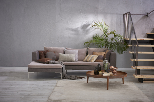 harmaa kivi seinä ylellinen olohuone ja sohva sisustus
  - Valokuva, kuva
