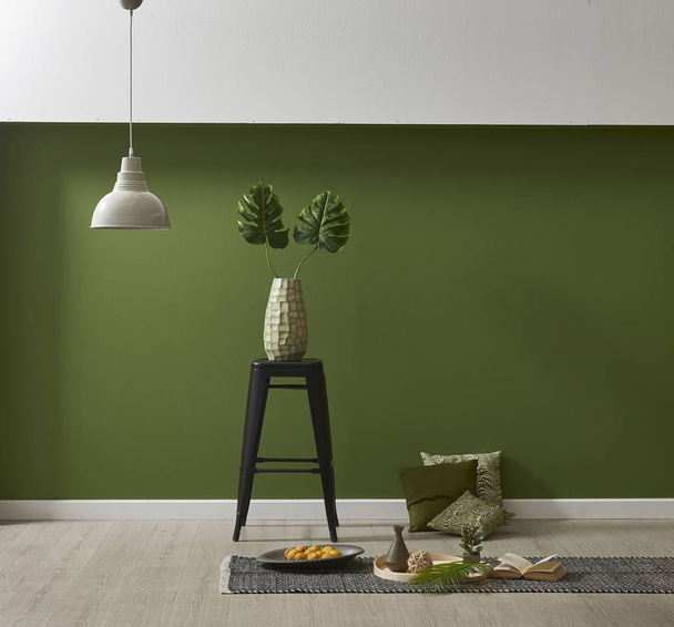 σύγχρονη πράσινη ταπετσαρία και χλεύη επάνω εσωτερική διακόσμηση με φυτά και βιβλίο - Φωτογραφία, εικόνα