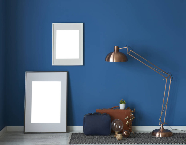 голубая стена пустая гостиная с гостиной и гостиной, дизайн интерьера декоративных аксессуаров
 - Фото, изображение