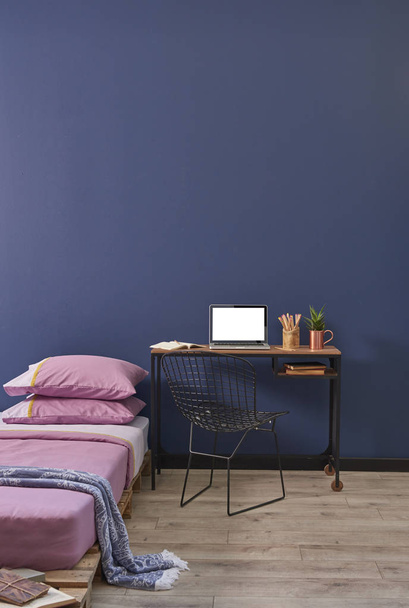   dormitorio interior con cama rosa. Detalle de paleta nueva cama de estilo
 - Foto, Imagen