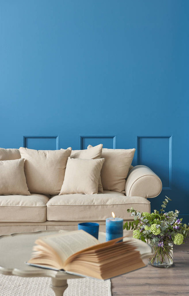 ylellinen olohuone nurkassa ja sininen yksityiskohtia tausta, kodin kalusteet koristeellinen käsite
.  - Valokuva, kuva