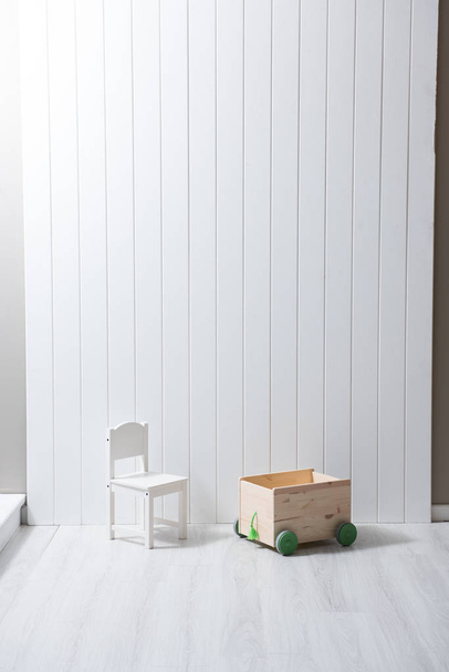 іграшкова коробка дерев'яна в дитячій кімнаті
  - Фото, зображення