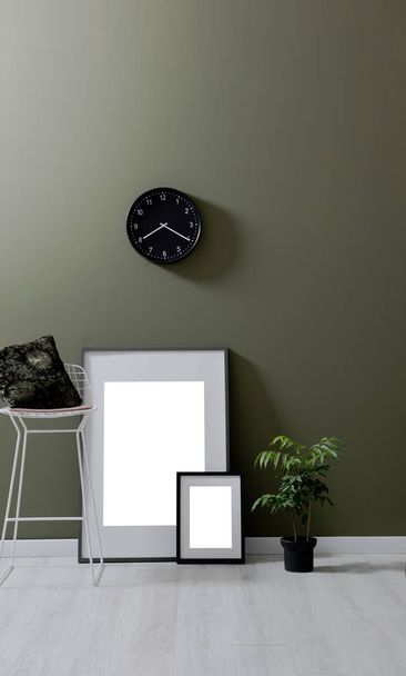 Πράσινο τοίχο, καρέκλα, καρέ μαξιλάρι ρολόι νεκρή φύση. - Φωτογραφία, εικόνα