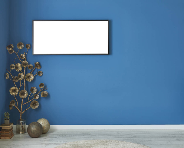 pared azul sala de estar vacía con y sala de estar, accesorios decorativos de diseño interior
 - Foto, Imagen
