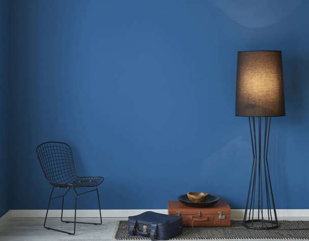 голубая стена пустая гостиная с гостиной и гостиной, дизайн интерьера декоративных аксессуаров
 - Фото, изображение