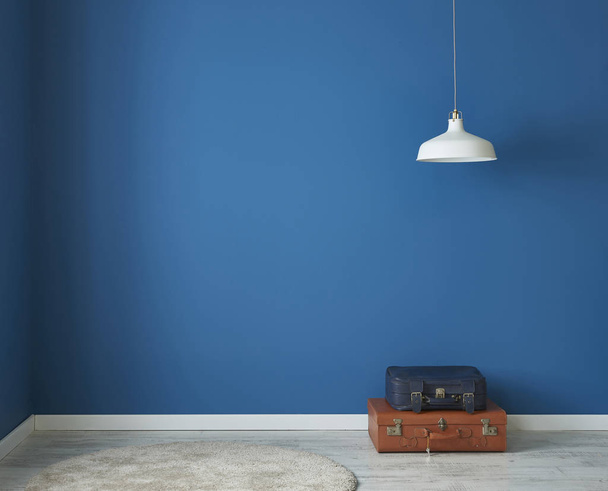 niebieski ściana pusty salon z częścią dzienną, wystrój wnętrz akcesoria dekoracyjne - Zdjęcie, obraz