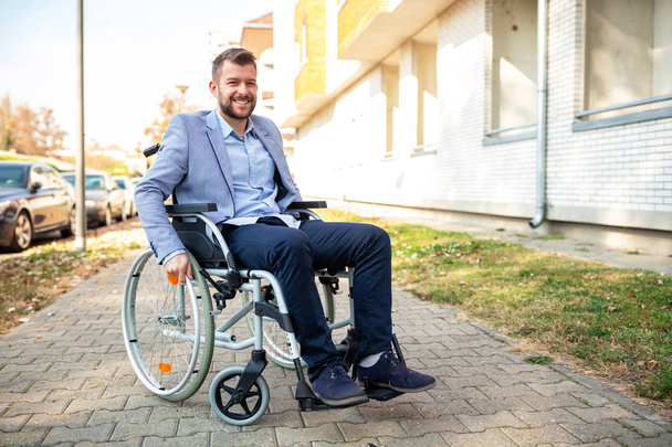 Νέοι σωματικά αμφισβητηθεί man στην αναπηρική καρέκλα του - Φωτογραφία, εικόνα