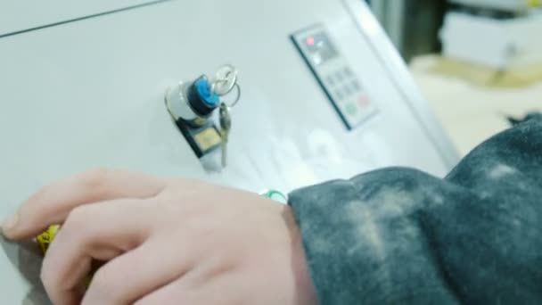Pracovník stiskne tlačítko start na moderním Cnc dřevoobráběcí stroj, detail - Záběry, video