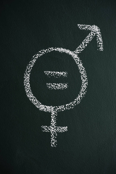 Symbol für Gleichberechtigung auf der Kreidetafel - Foto, Bild