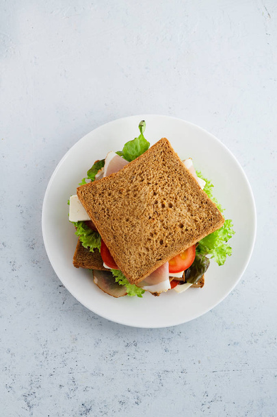 healthy sandwich with greens and ham with tomatoes and cheese on plate , Lunch ideas for work - Foto, Imagem