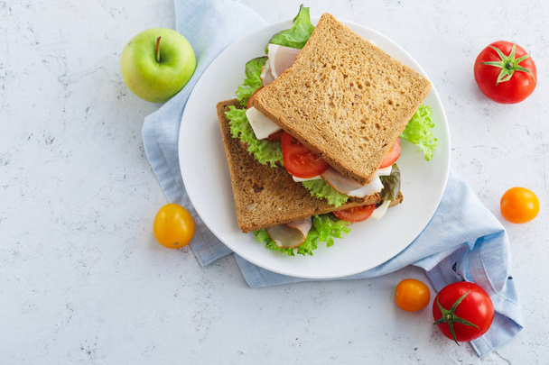 terveellinen voileipä vihreillä ja kinkku tomaateilla ja juustolla lautasella, Lounas ideoita työhön
 - Valokuva, kuva