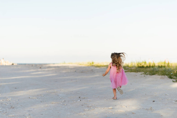 kleines Mädchen am Strand - Foto, Bild