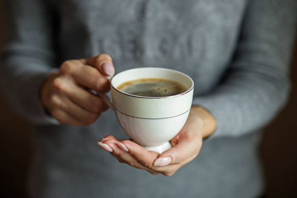 Une tasse de délicieux café entre les mains des femmes. Concept boissons, style de vie, travail, fond
. - Photo, image