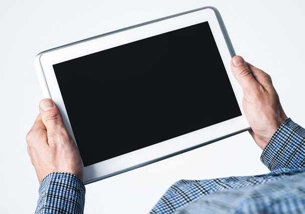 Primo piano dell'uomo d'affari con tablet digitale con display in bianco
 - Foto, immagini