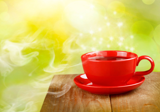 魔法の日当たりの良い背景にコーヒーや紅茶のカップ - 写真・画像