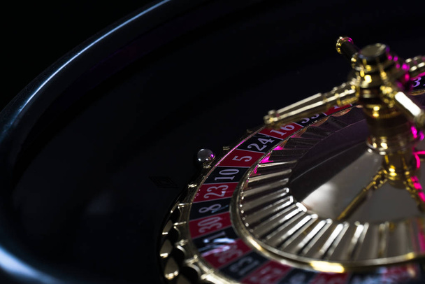  Casino fundo, fichas de poker na mesa de jogos, roleta roda em movimento
, - Foto, Imagem