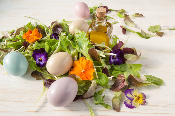 Salaatti ja kukkasalaatti puumaisella valkoisella taustalla keväällä, pääsiäinen
 - Valokuva, kuva
