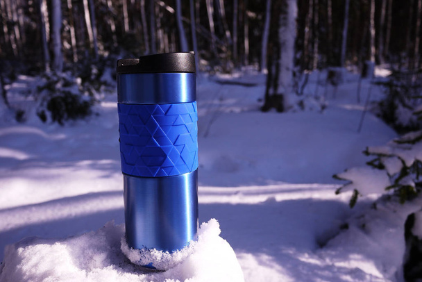 Thermal mug to keep the temperature warm or cold. For storage of hot or cold drinks - Zdjęcie, obraz