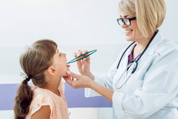 Friendly doctor pediatrician with patient child at clinic. Diagnostic, healthcare, medical service - Foto, Imagem