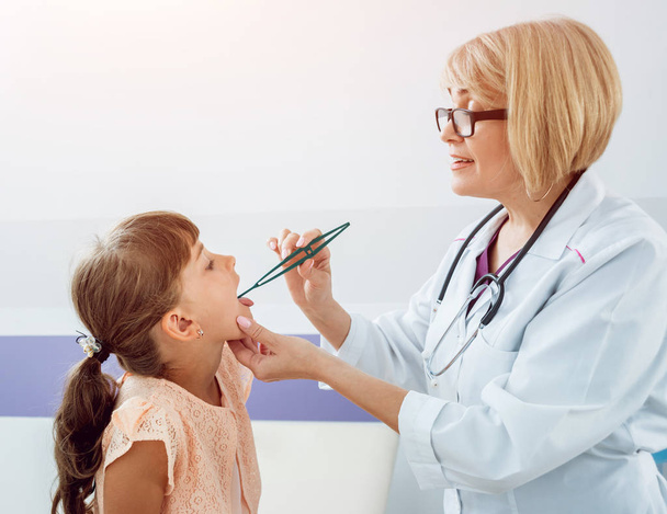 Friendly doctor pediatrician with patient child at clinic. Diagnostic, healthcare, medical service - Φωτογραφία, εικόνα