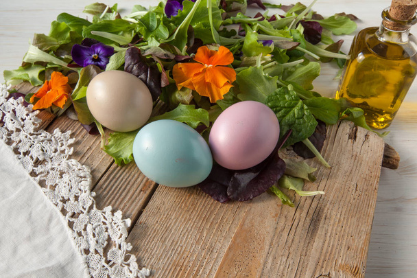 Salade de laitue et de fleurs sur fond blanc boisé printemps, Pâques
 - Photo, image