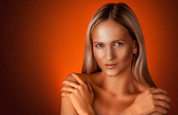 portrait of a girl. Golden shining makeup on the dark background - Fotografie, Obrázek