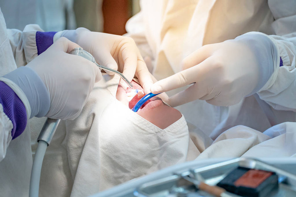 歯科医院では、患者を治す歯医者手 - 写真・画像