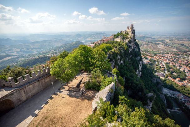 San Marino, Italia. Fortaleza Guaita en el Monte Titano
. - Foto, Imagen
