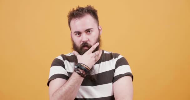 Portrait d'un jeune homme beau arrangeant sa barbe et regardant la caméra
 - Séquence, vidéo