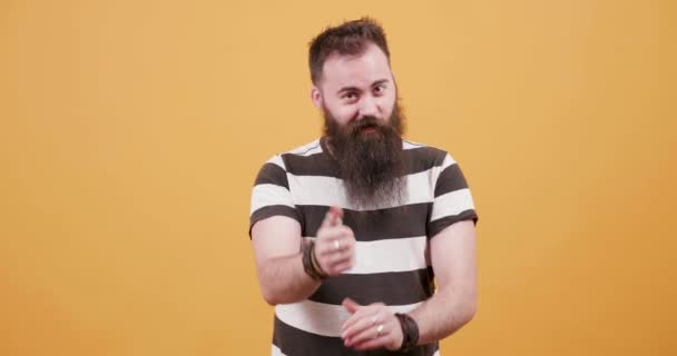 schöner Mann mit dickem Bart, der Wertschätzung und Anerkennung zeigt - Filmmaterial, Video