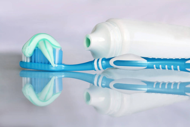 歯ブラシと歯磨き粉の健康な歯および新しい呼吸 - 写真・画像