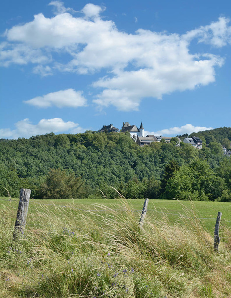  Wieś Wildenburg w Eifel w pobliżu Hellenthal, Nadrenia-Westfalia, Niemcy  - Zdjęcie, obraz
