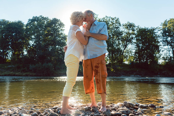 Летом пожилая пара наслаждается здоровым и активным образом жизни на открытом воздухе
 - Фото, изображение