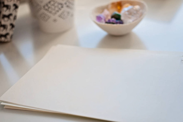 Tyhjä valkoinen A4-arkki pöydällä tai pöydällä, parantava crys
 - Valokuva, kuva