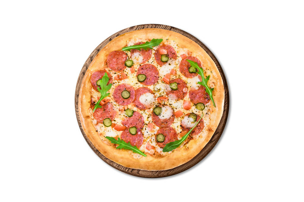 Pizza italiana tradicional pepperoni sobre tabla de madera aislada sobre fondo blanco para menú
 - Foto, Imagen