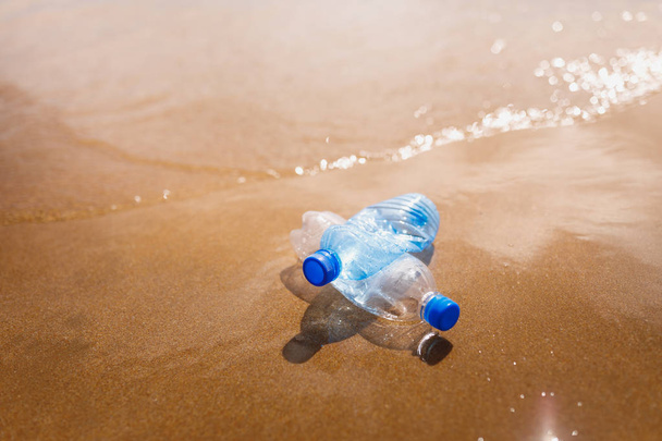 расточительные пластиковые бутылки на пляже
 - Фото, изображение