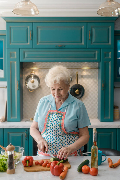 Granny cooking a meal - Φωτογραφία, εικόνα