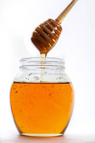 Μέλι μέσα σε γυάλινο βάζο - Φωτογραφία, εικόνα