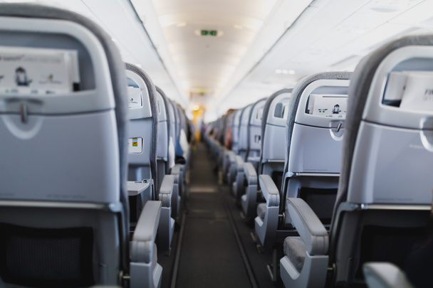 航空会社の乗客の座席と飛行機のキャビンの通路 - 写真・画像