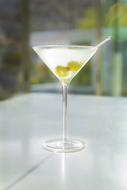 Hielo frío Martini en barra de luz del sol
 - Foto, Imagen