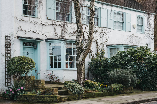 Turkusowe drzwi i trim na tradycyjny dom angielski w Londynie - Zdjęcie, obraz