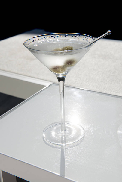 Martini por piscina lado Lounger - Foto, Imagem