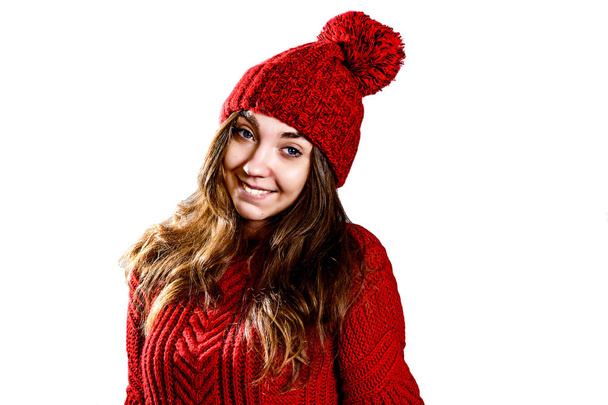 A menina com o chapéu de malha usando camisola vermelha
 - Foto, Imagem