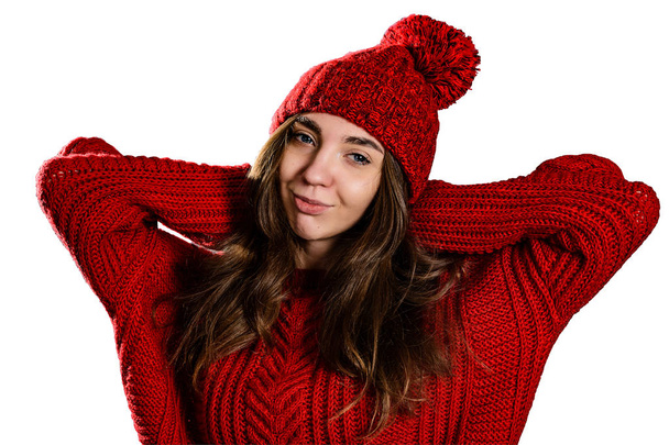 A menina com o chapéu de malha usando camisola vermelha
 - Foto, Imagem