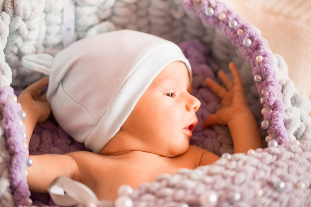 Newborn baby, portrait.  kid lies in a knitted blanket. - Fotoğraf, Görsel