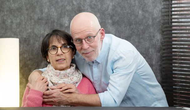 portrét šťastný starší pár doma - Fotografie, Obrázek
