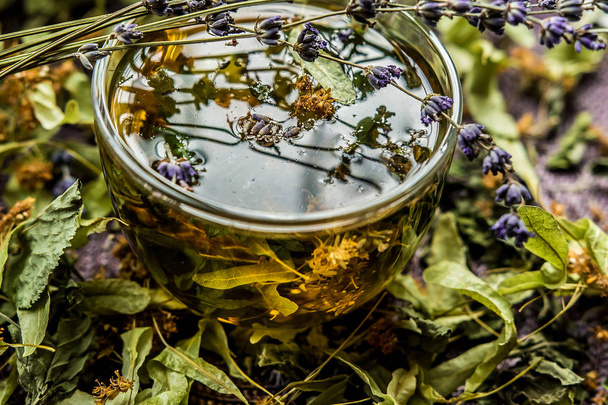 Kuppi teetä laventeli Provencen ultravioletti aromi kimppu lasi läpinäkyvä maku perinteinen hyödyllinen
 - Valokuva, kuva
