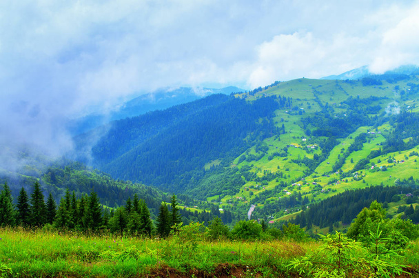 laderas hermoso paisaje de montaña, la casa del pueblo. Ucrania Cárpatos
 - Foto, Imagen