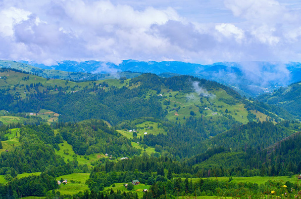dağ yamaçları Karpatlar, güzel bir doğal manzara. Ukrayna - Fotoğraf, Görsel