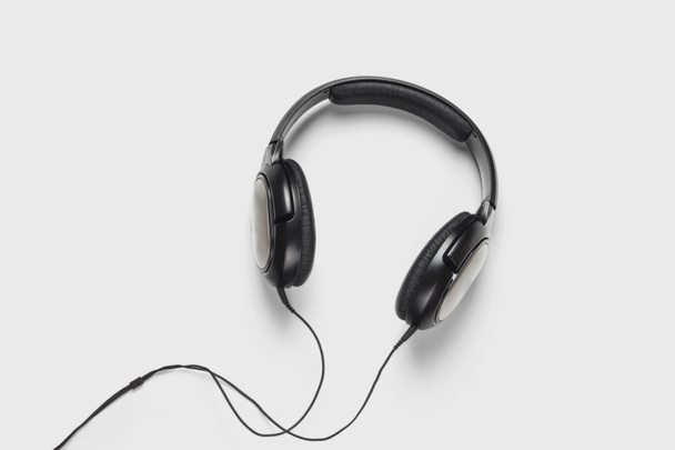 schwarze Kopfhörer Audio zum Zuhören isoliert auf weichem grauen Hintergrund. - Foto, Bild